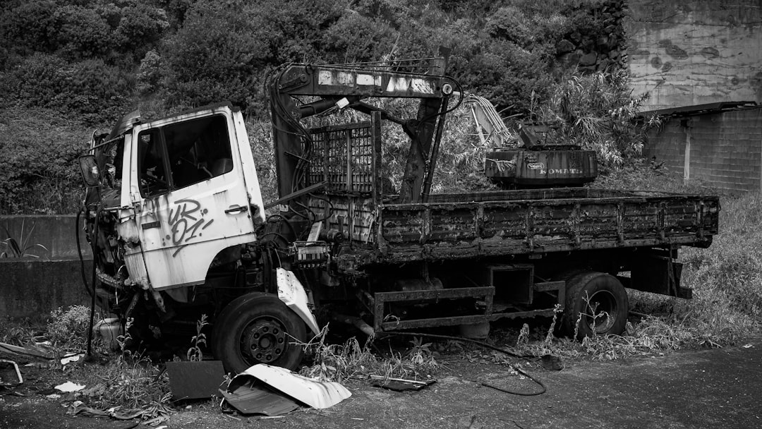 Dump truck slams into sign on Ohio highway