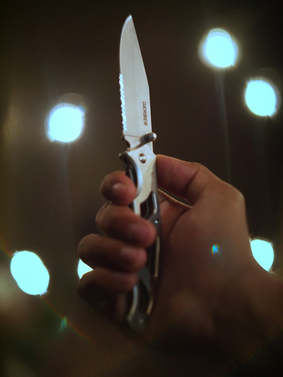 Ski mask-wearing brute robs off-duty NYPD officer at knifepoint in Williamsburg: sources