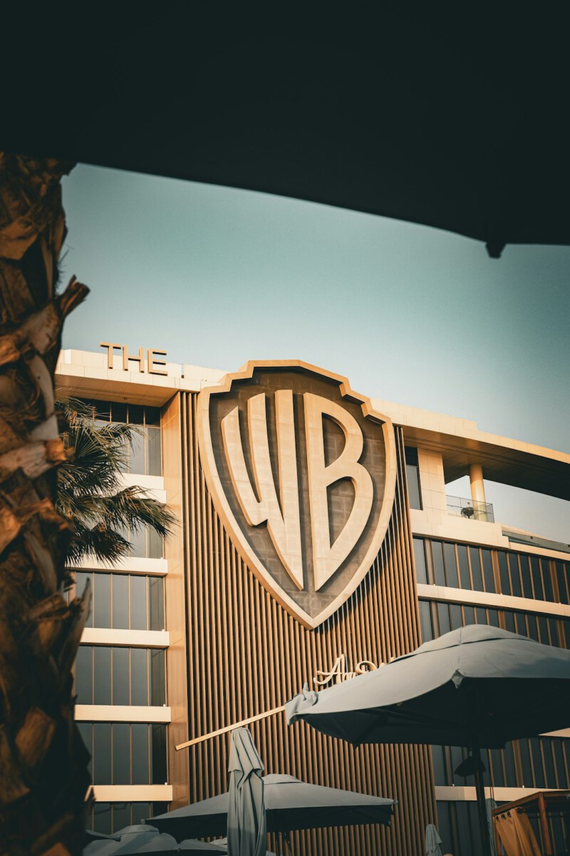 Warner Bros. tells shareholders to reject Paramount bid