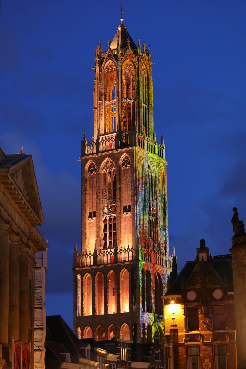 Brussels cathedral celebrates Christmas with light show