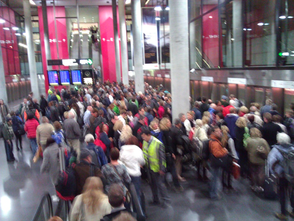 Airports brace for last big travel rush of the year