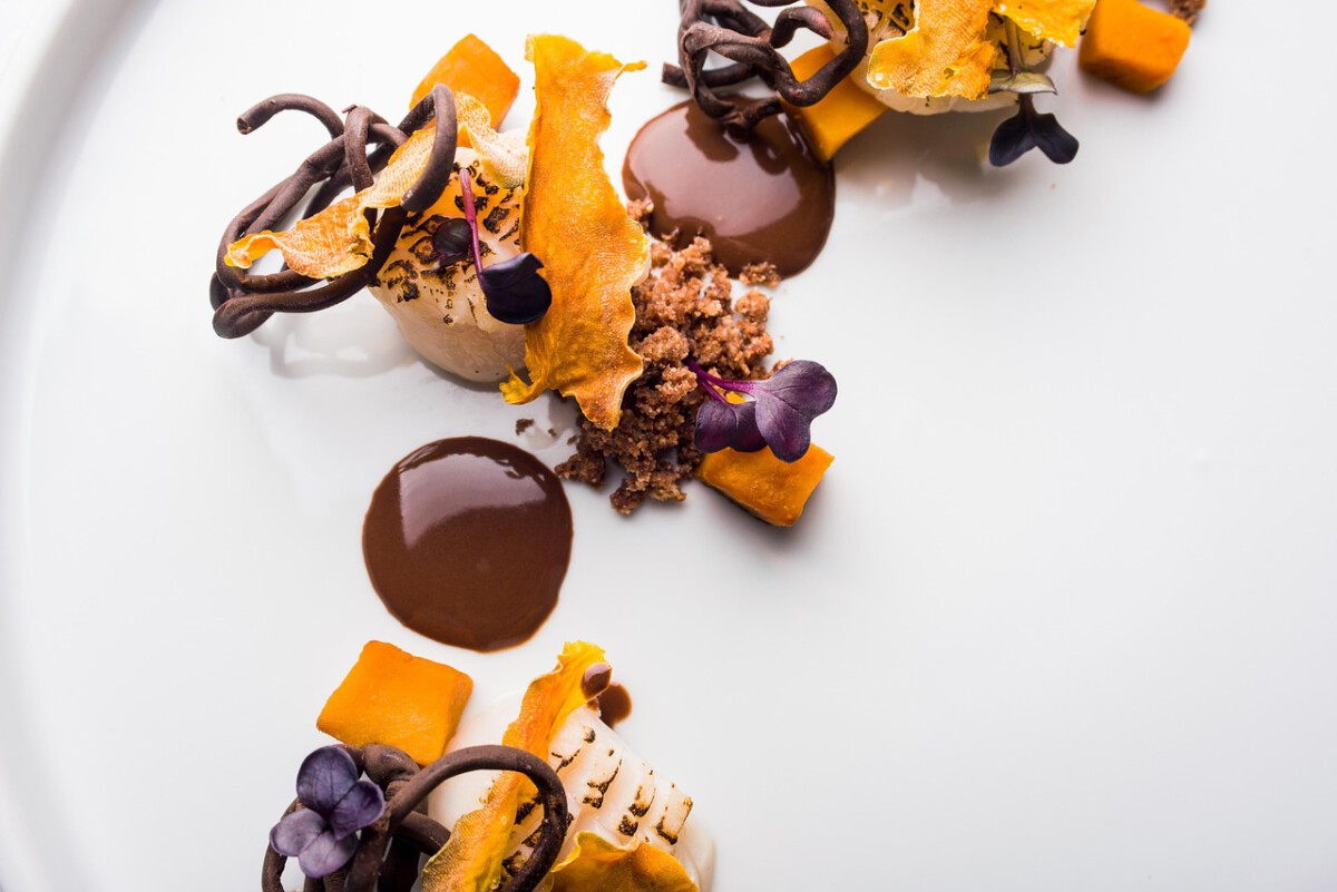 Selena Gomez and Benny Blanco Dine at L.A. Hotspot Max and Helen's