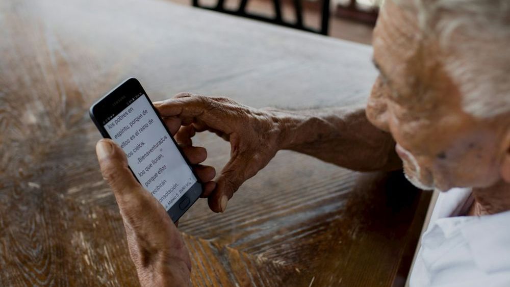 How to Spot These 5 Warning Signs of Elder Scams Targeting Seniors