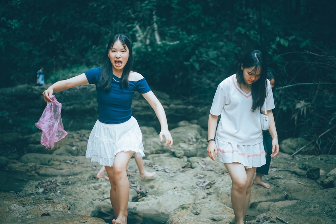 Young girls make daring escape from car of LA kidnapper who offered money, drugs before disgusting act