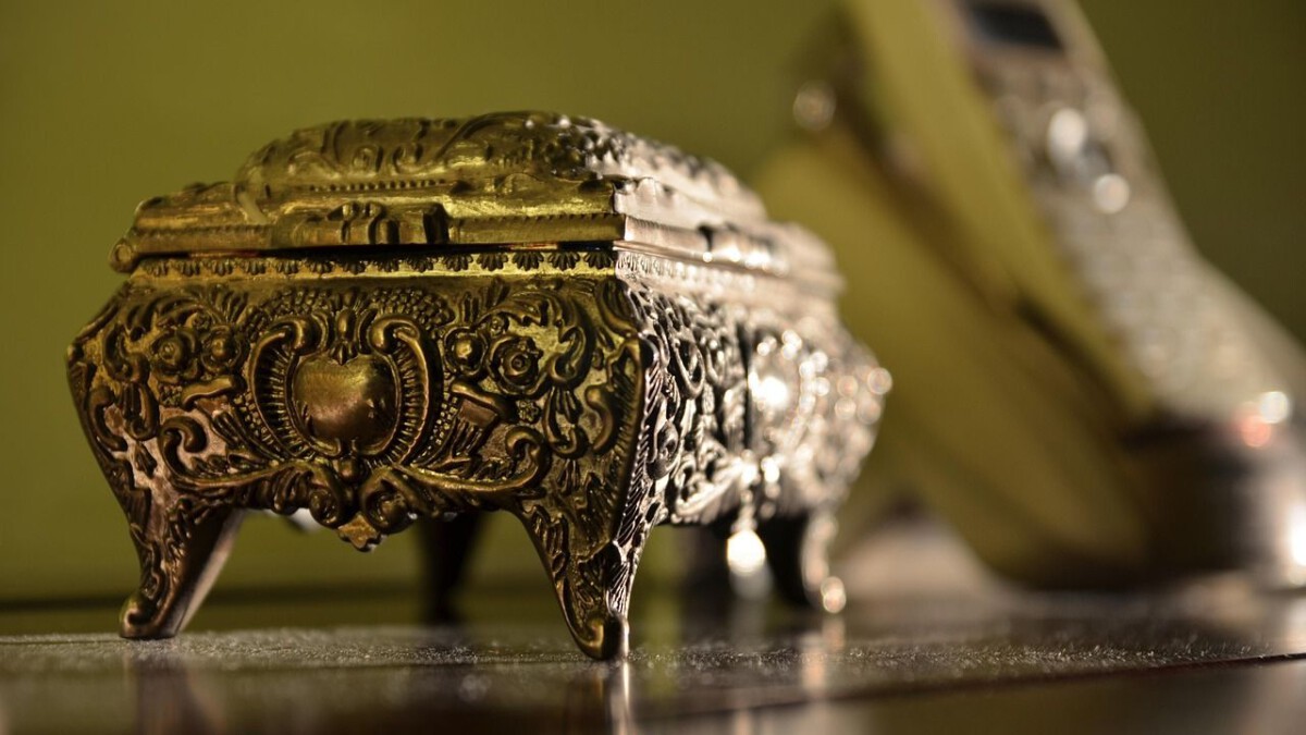 I’m a Professional Estate Sale Hunter: Here are 5 Items People Practically Give Away That Are Worth Thousands.