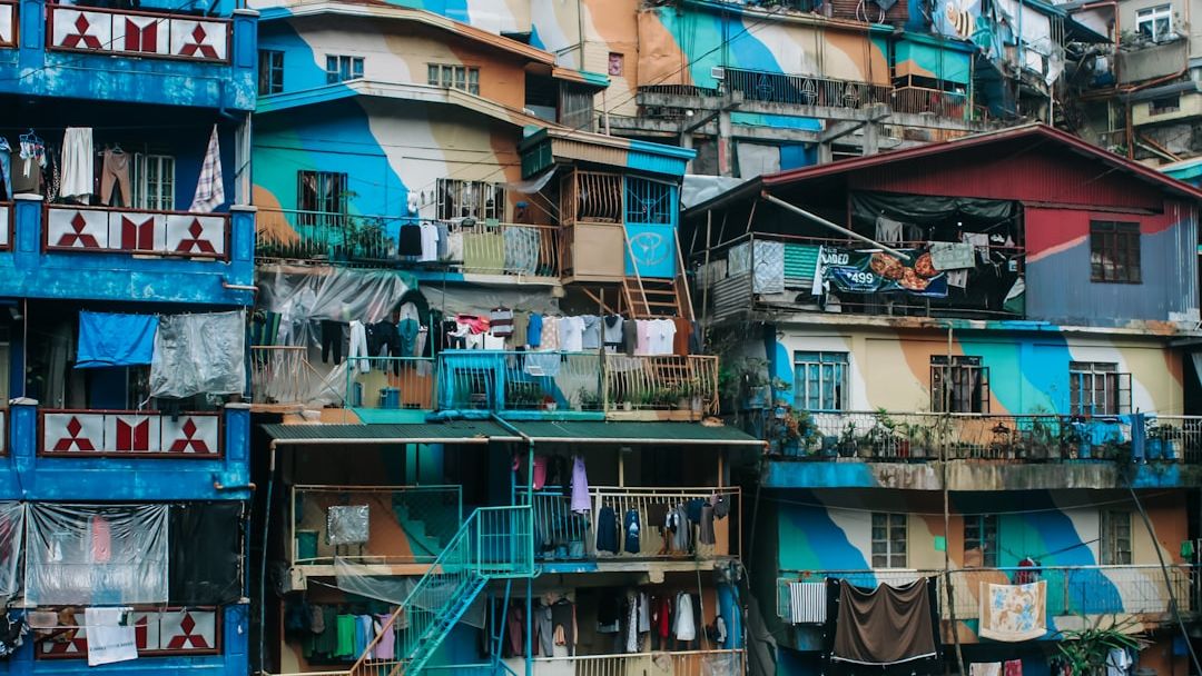 I’m a Real Estate Agent: 5 Neighborhood Signs That Mean Your Property Value Is About to Plummet