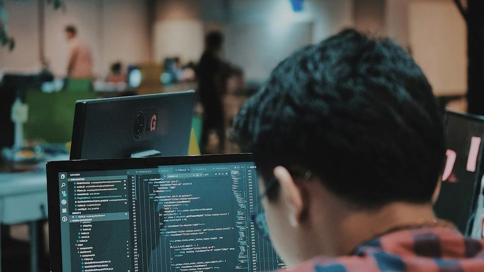 5 Remote Jobs That Pay $80k Without a College Degree in 2026