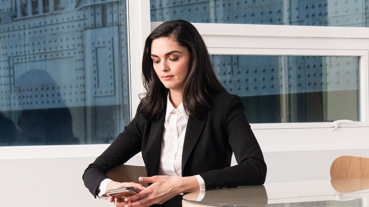 I’m an Etiquette Expert: The 3 Texting Habits That Make You Look Unprofessional