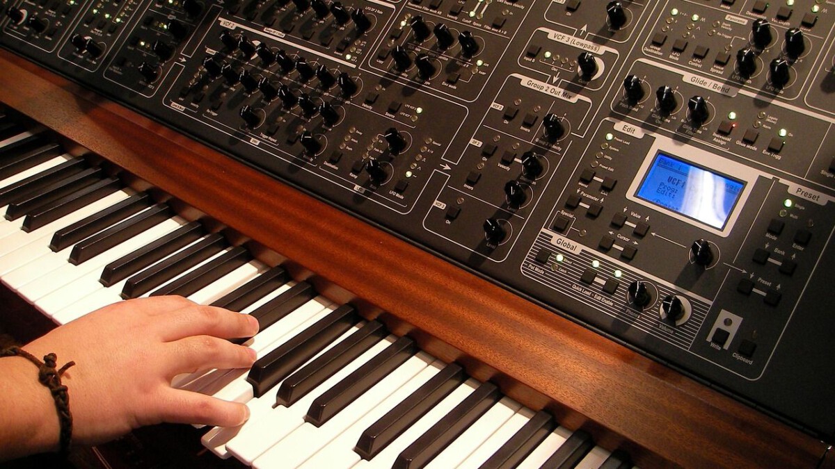 Behringer JT-2: Mono oder paraphonisch? Dieser Synth kann beides!