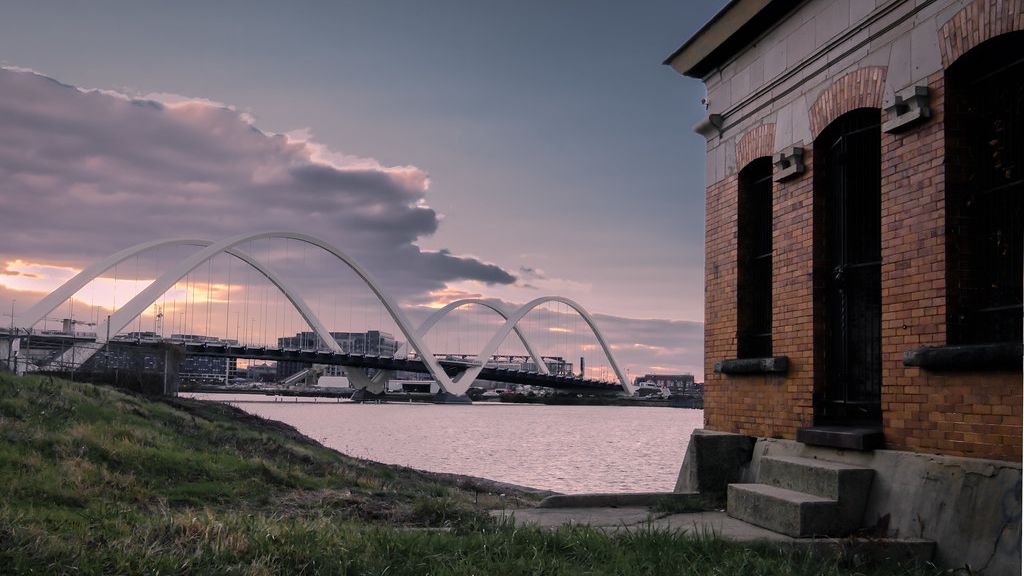 Florida man says he plans to come down from DC’s Frederick Douglass Bridge