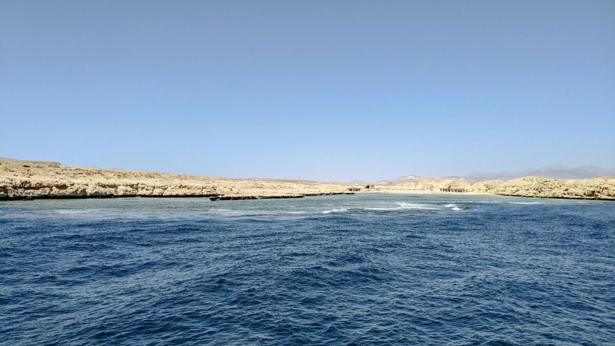 U.S. sinks 7 Iranian boats as Iran attacks UAE, ships in Strait of Hormuz