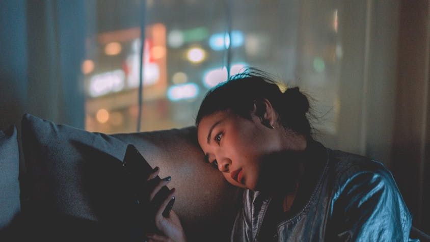 The "Pretend Closeness" Trap: Why Having 1,000 Followers Makes Us Lonelier