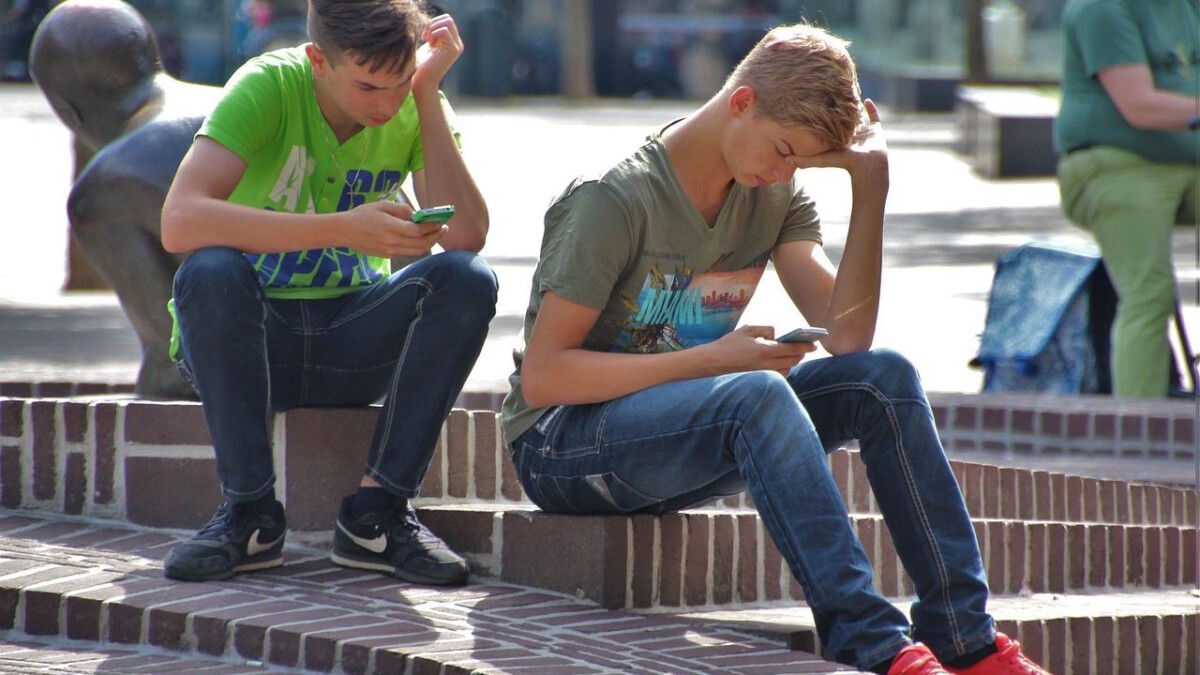 Some parents don’t want their kids to use tech at school. But districts are pushing back
