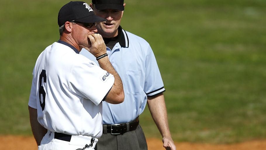 White Sox manager Will Venable ejected from game in Seattle after two tough calls from umps